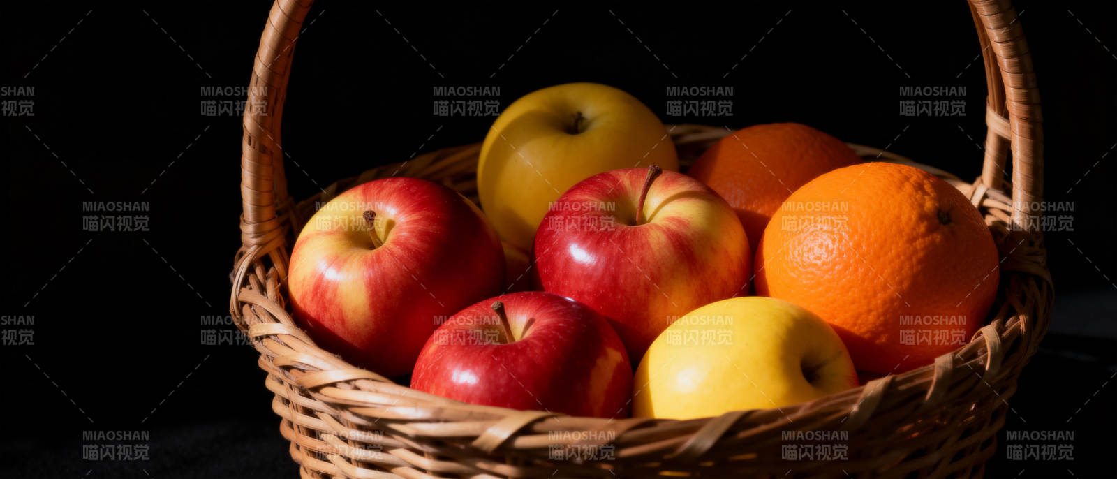 果篮盛满鲜果图片
