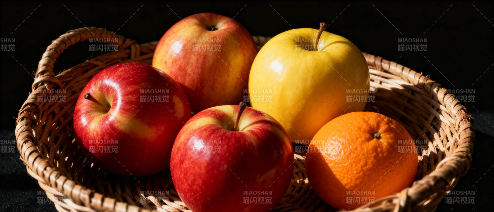 果篮里的苹果和橙子图片