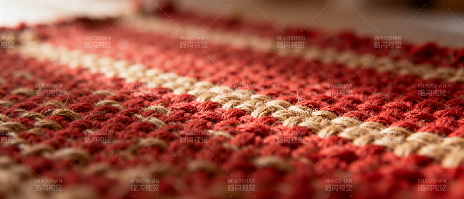 红白条纹编织毯图片