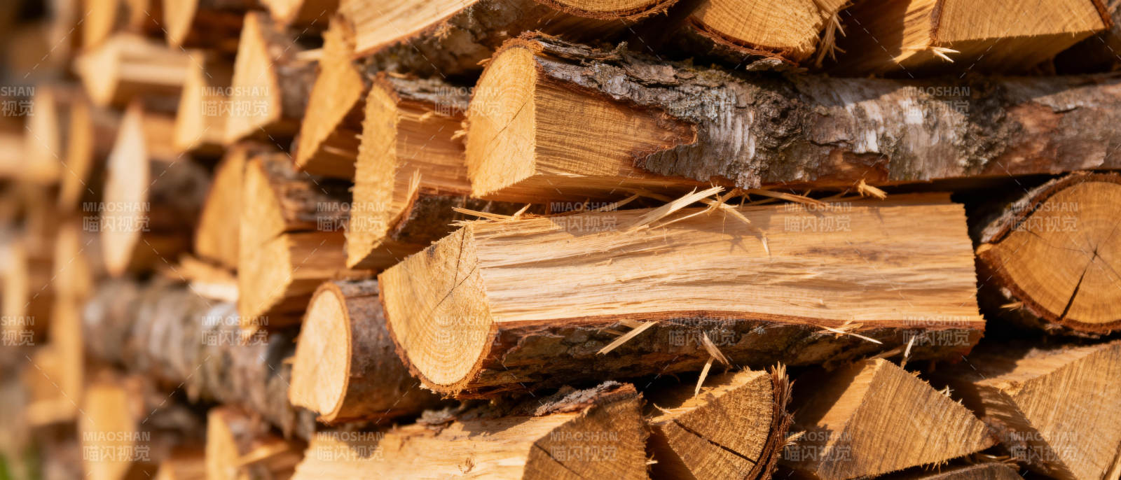 整齐堆放的原木图片