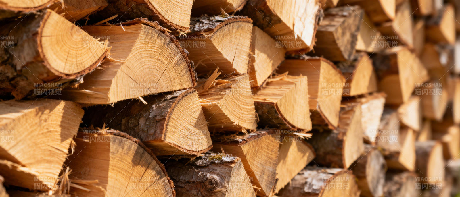整齐堆放的木柴图片