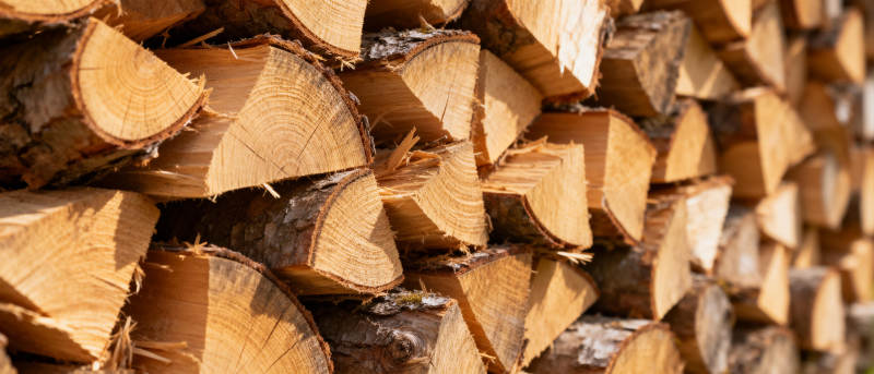 整齐堆放的木柴图片