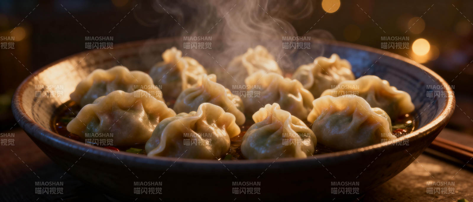 热腾腾的饺子图片