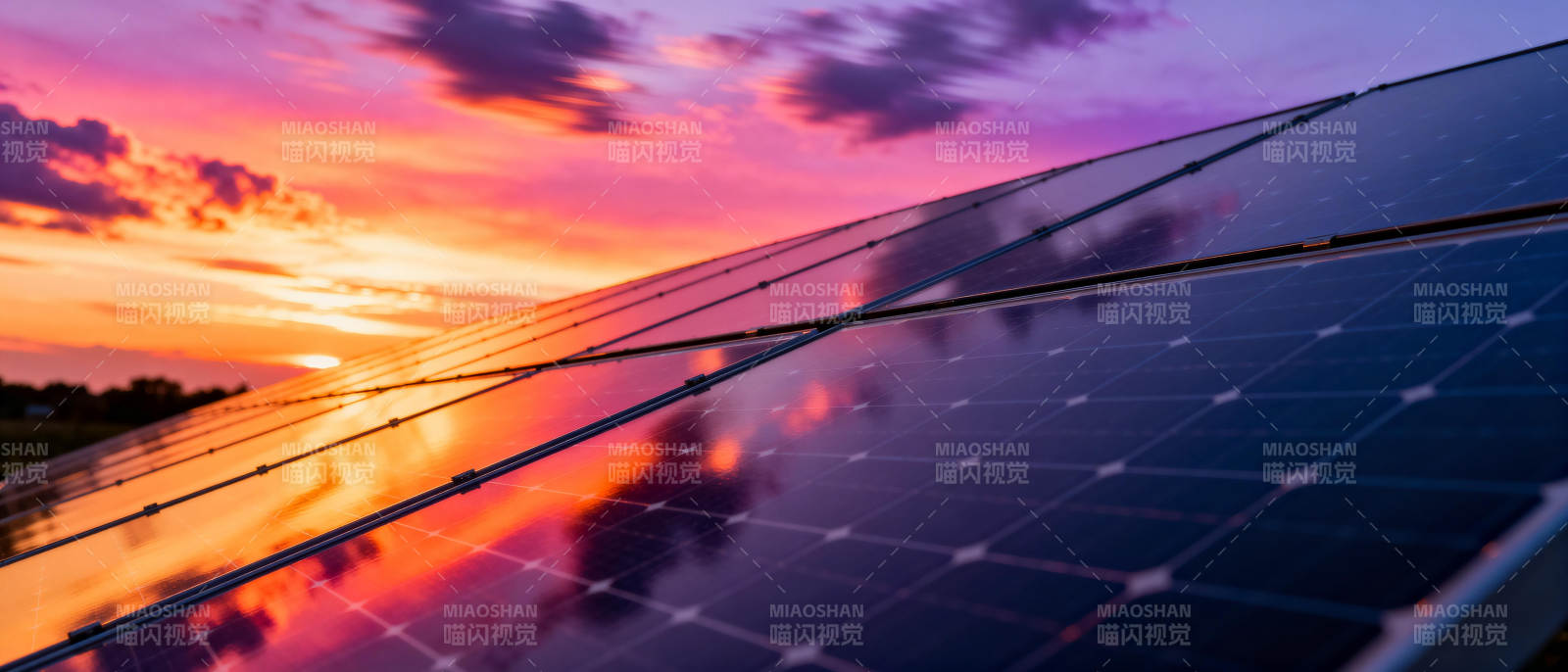 夕阳下的光伏板图片