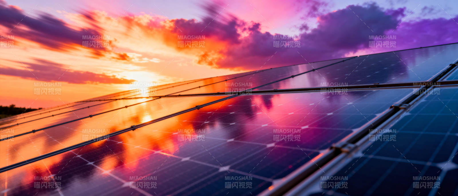 夕阳下的太阳能板图片
