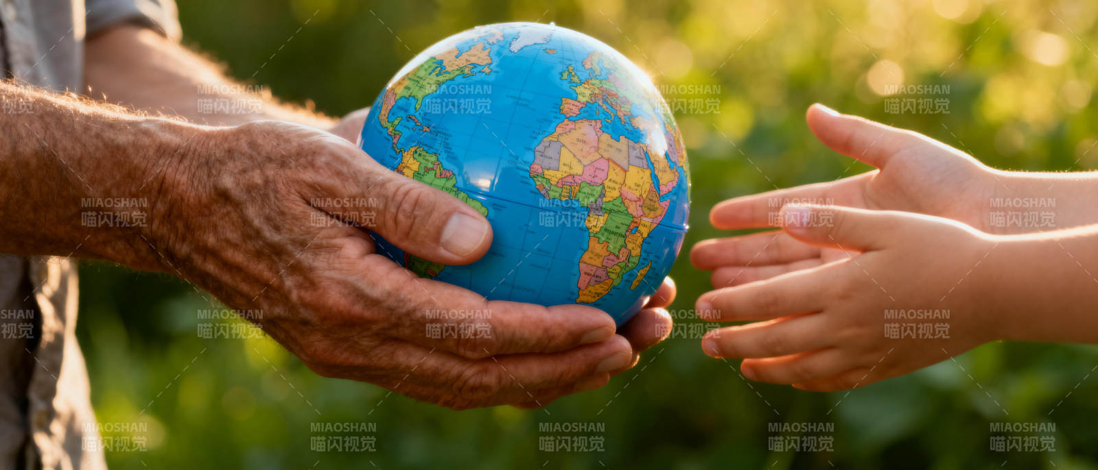 地球在手中传递图片