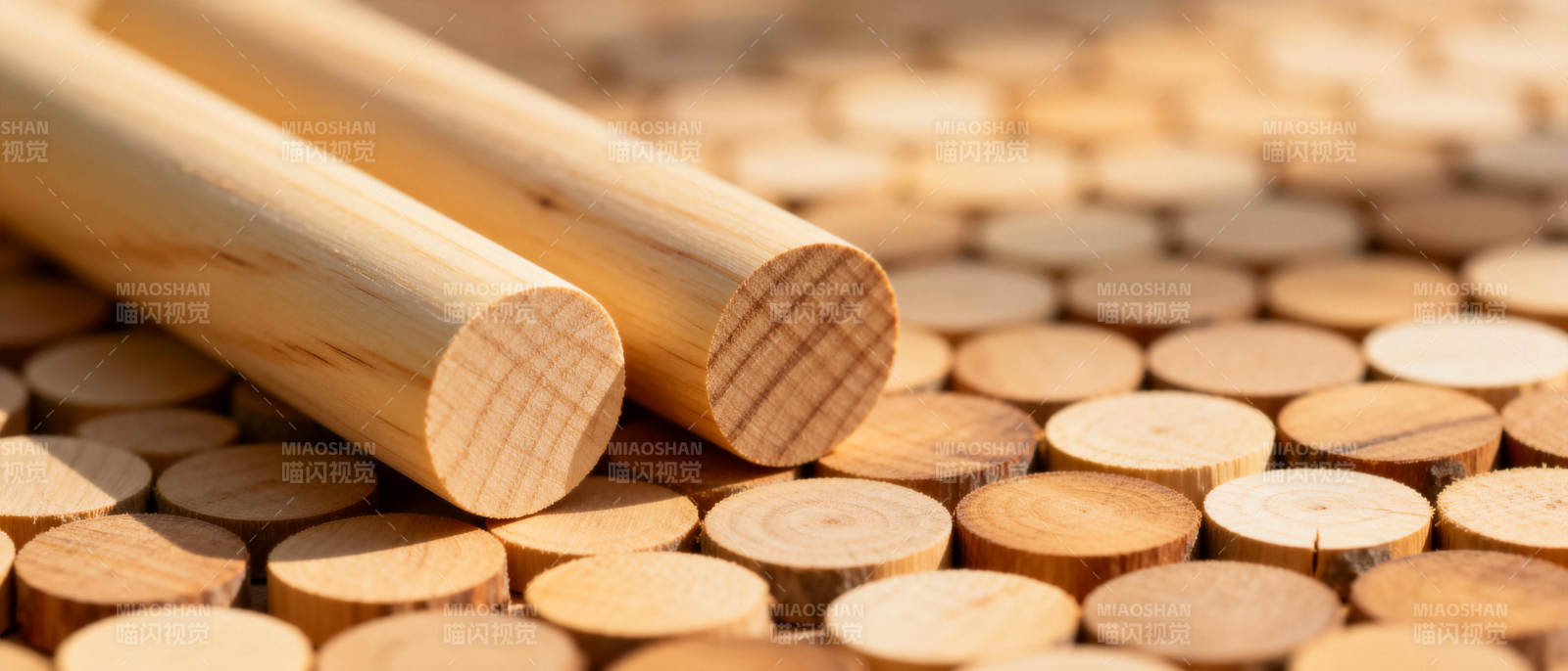 木棍堆叠特写图片