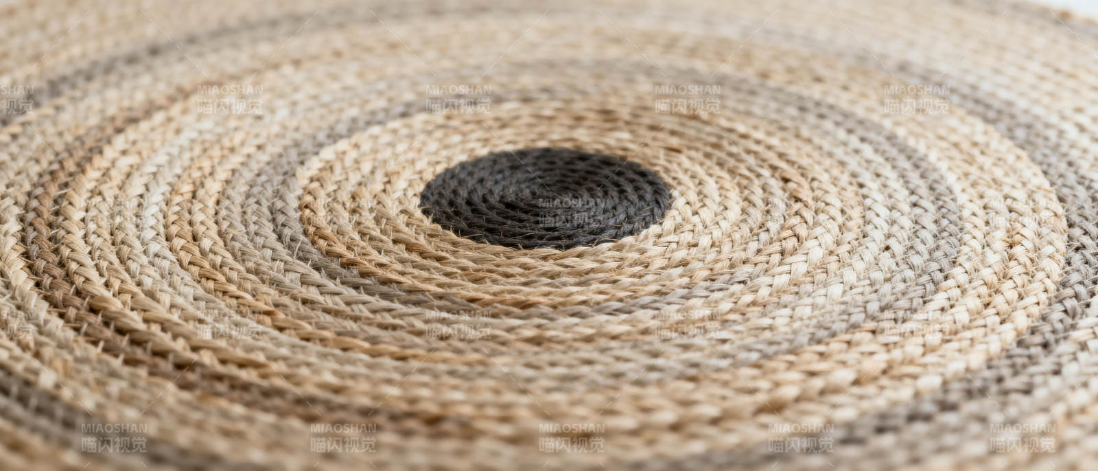 编织纹理圆形地毯图片