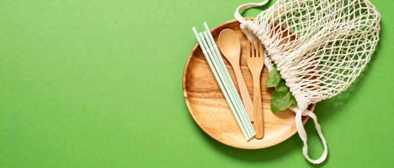 环保餐具与购物袋图片
