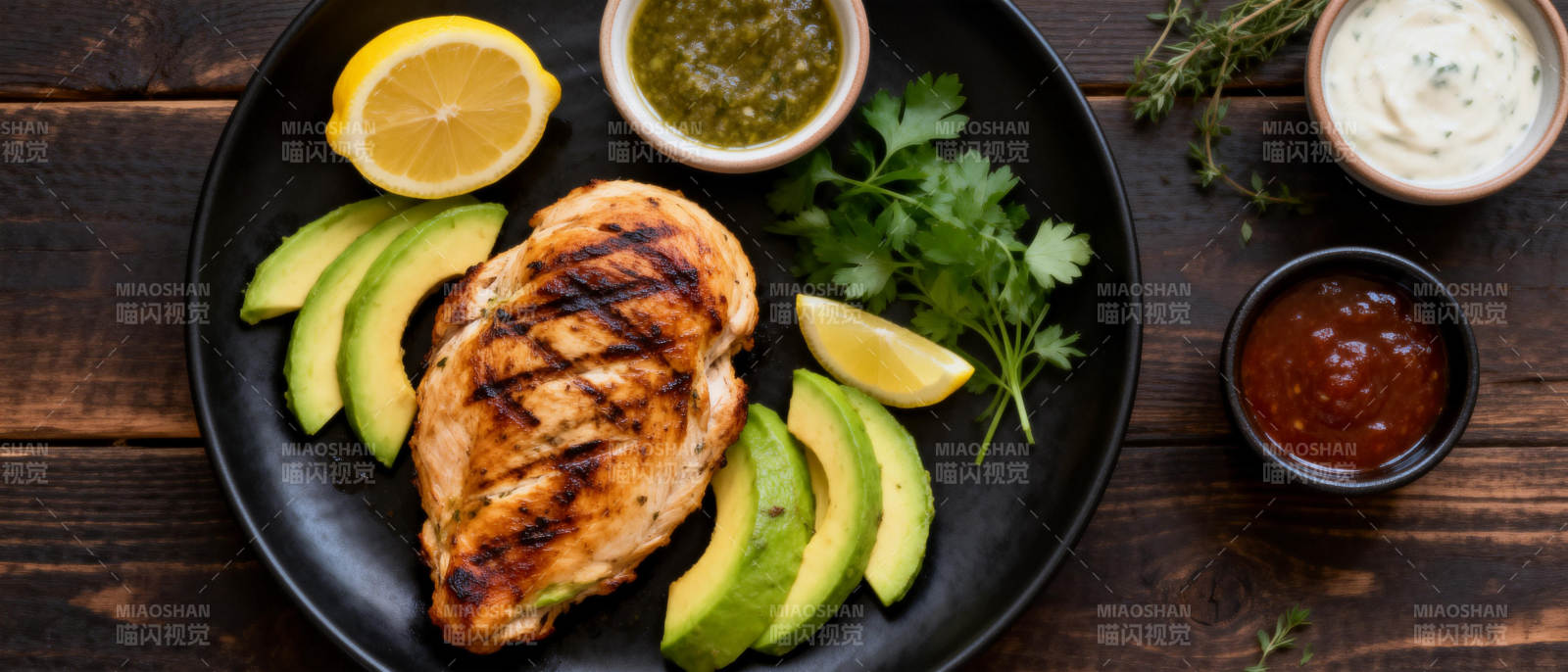 烤鸡配牛油果图片