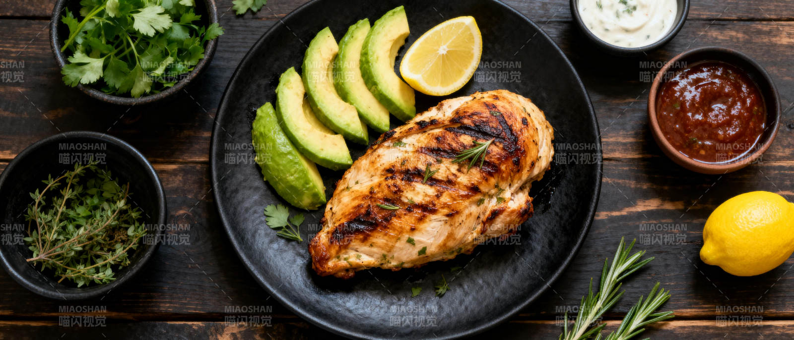 烤鸡胸配牛油果图片