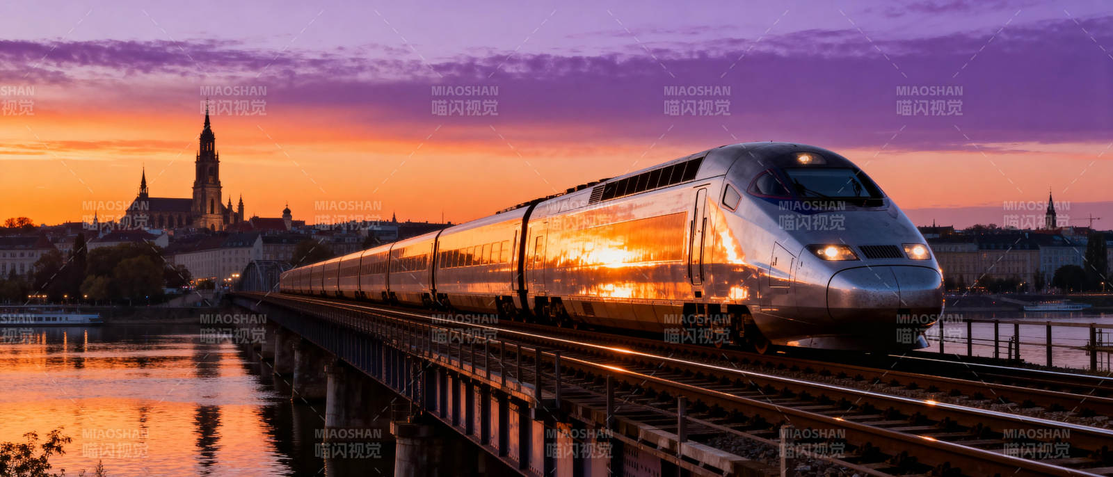 高铁飞驰日落时图片