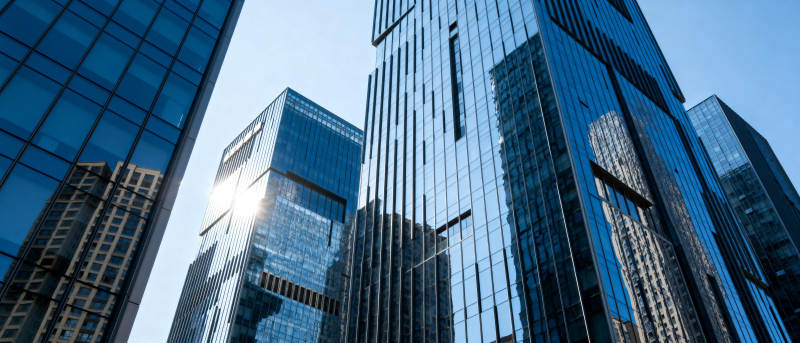 摩天大楼映蓝天图片