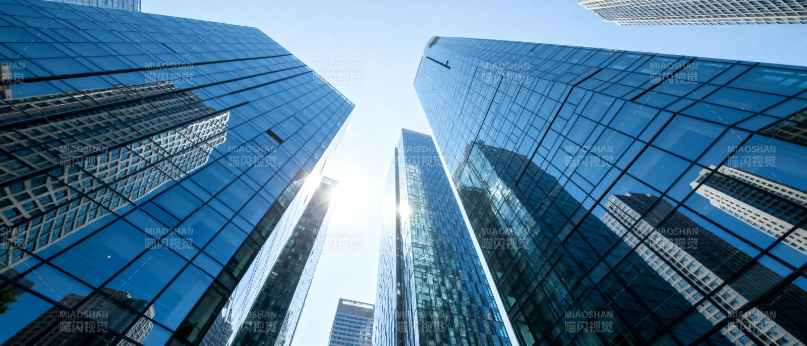 都市高楼仰望图片