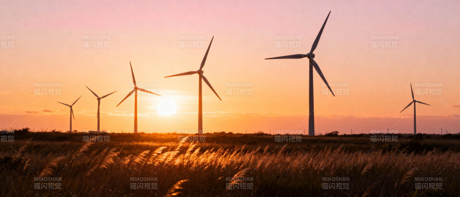 夕阳下的风车阵图片