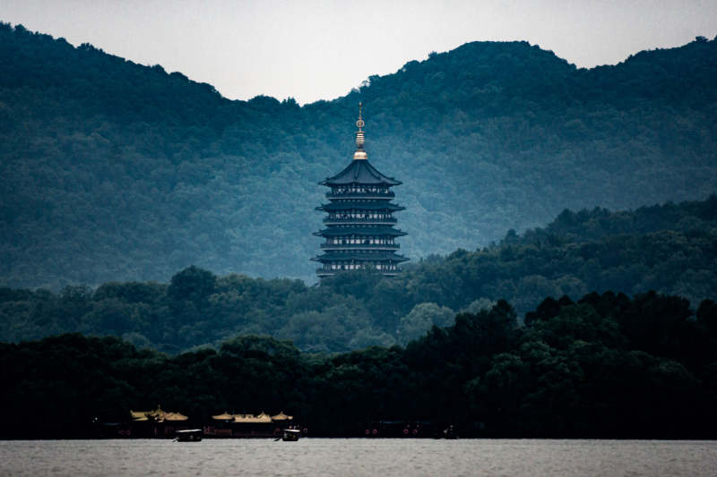 雷峰塔影湖山间图片