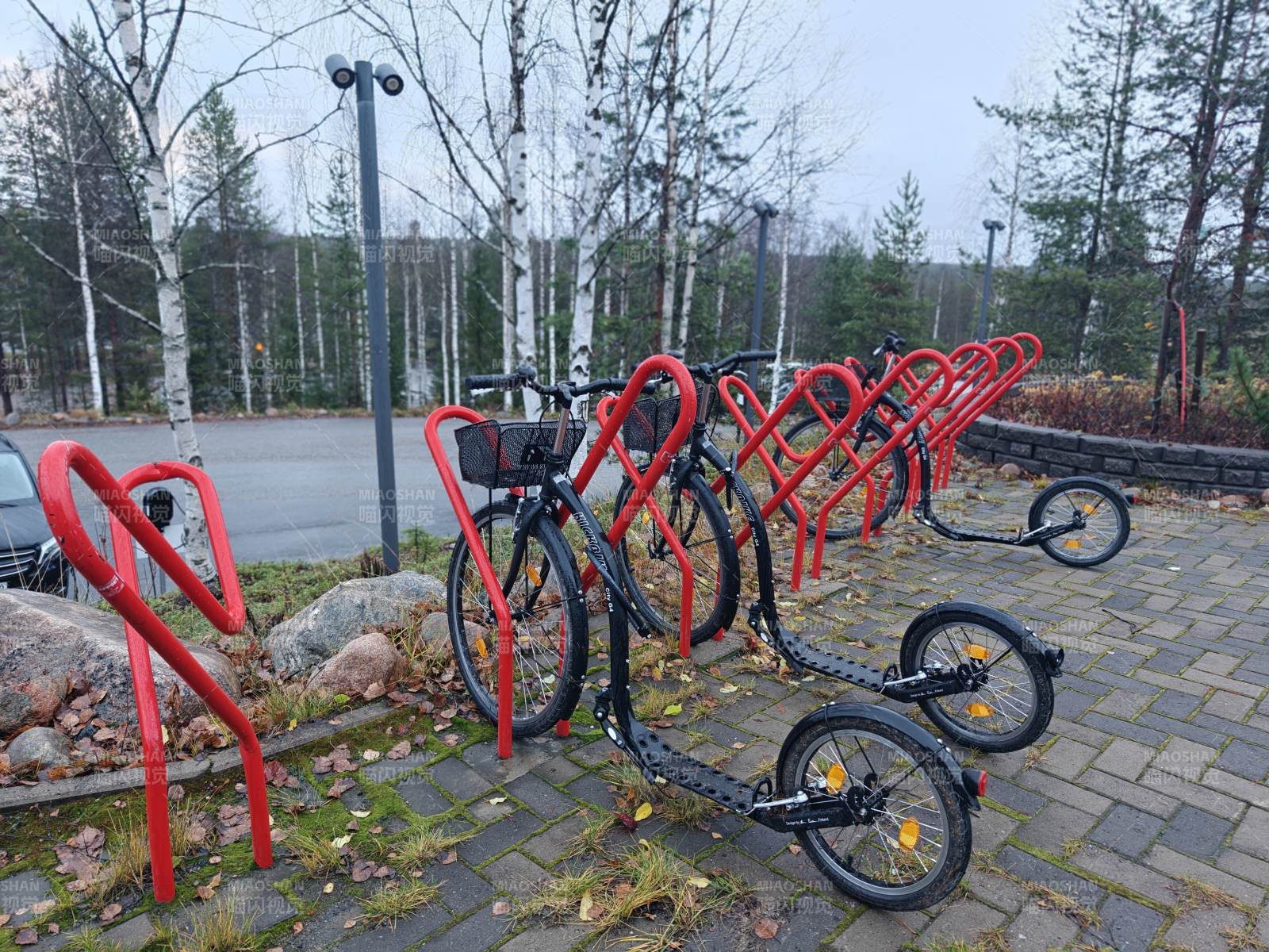 红色自行车架旁的单车图片