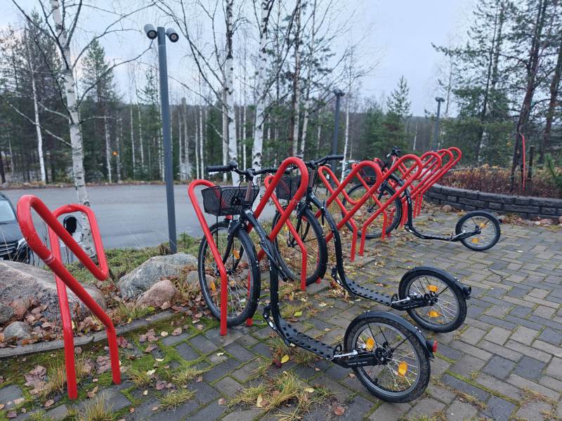 红色自行车架旁的单车图片