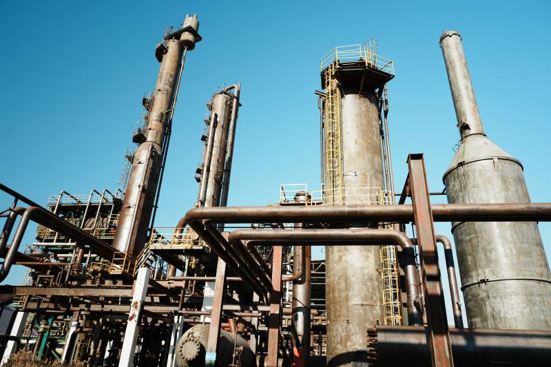 工业厂区塔罐林立图片