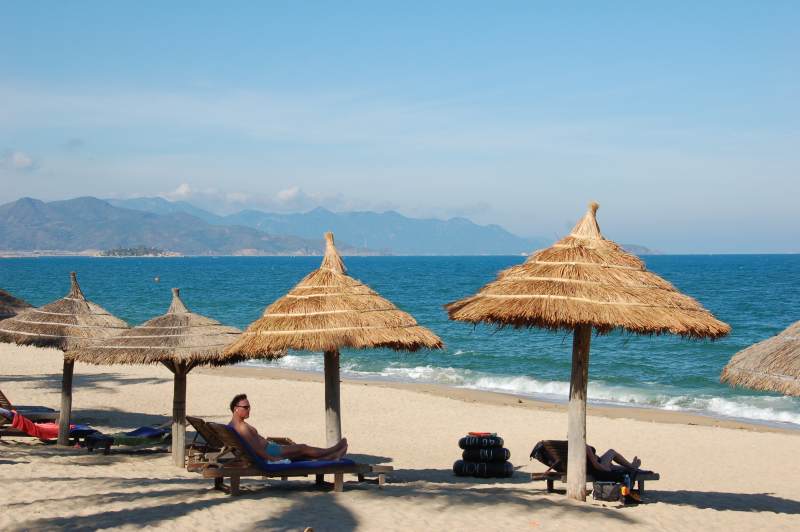 越南芽庄 沙滩遮阳伞下休闲图片