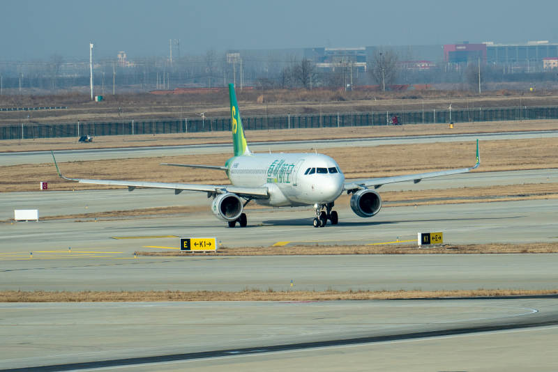 飞机滑行准备起飞图片