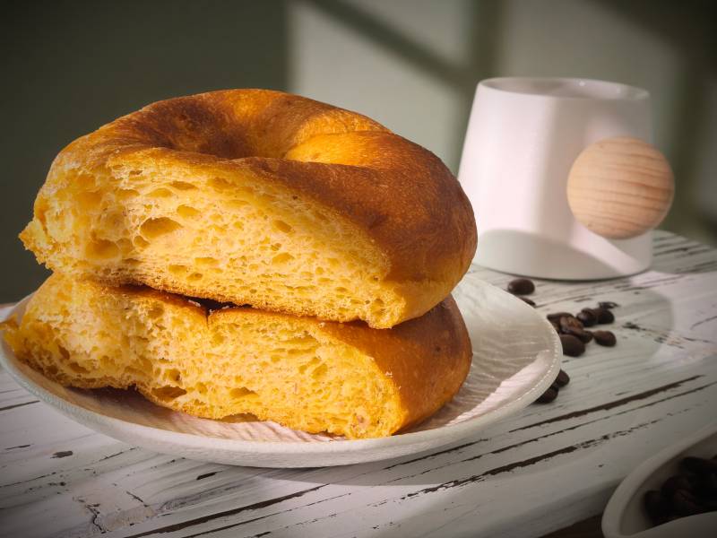 金黄甜甜圈配咖啡图片