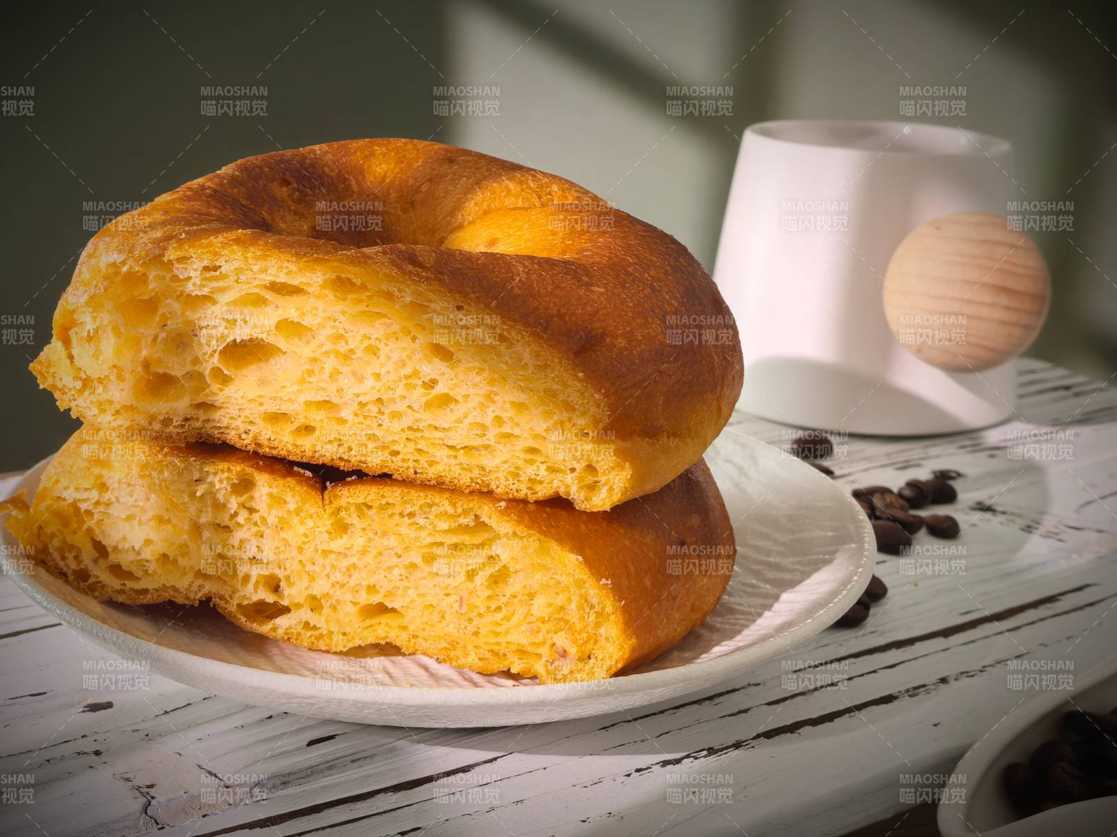 金黄甜甜圈配咖啡图片