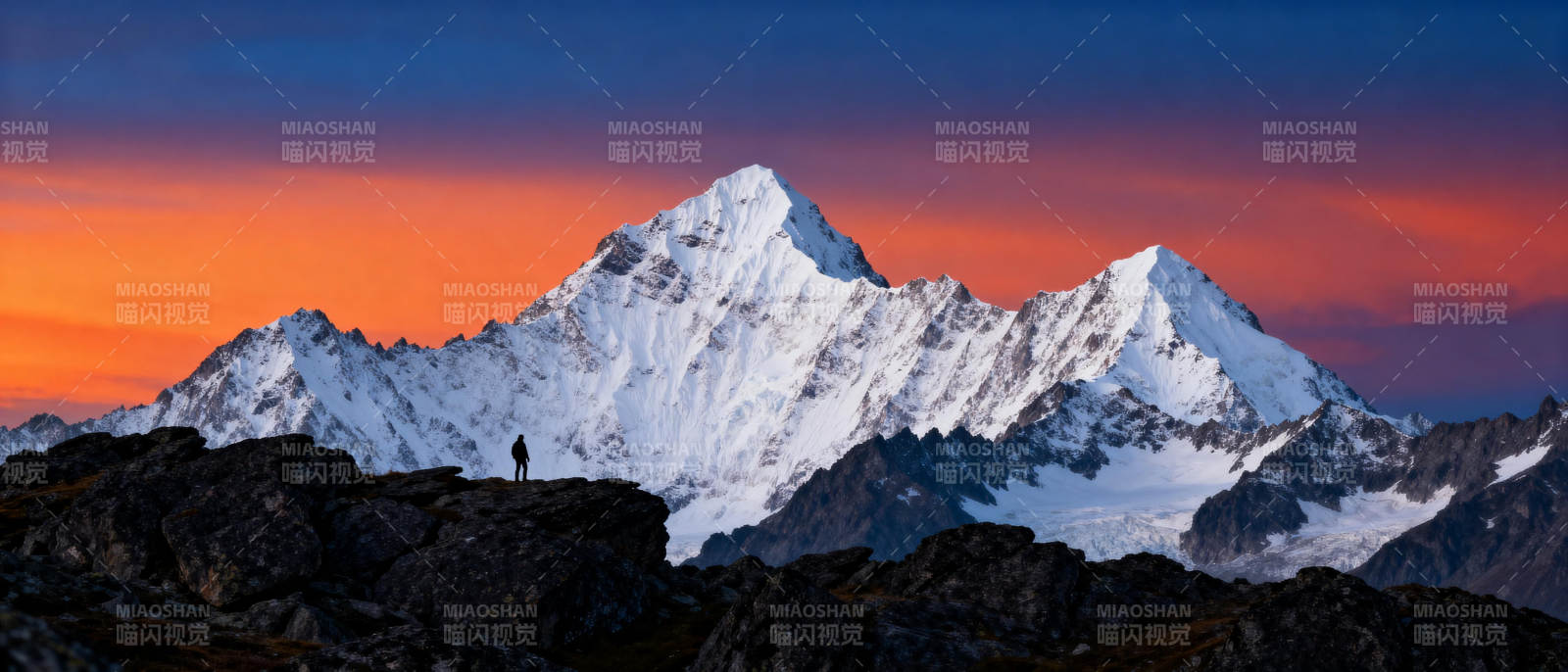 雪山日出壮丽景象图片
