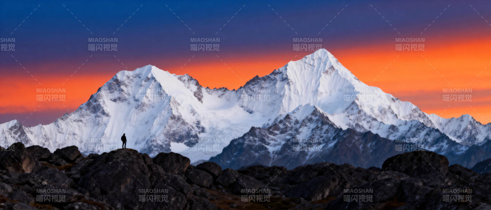 雪山日出 一人独行图片