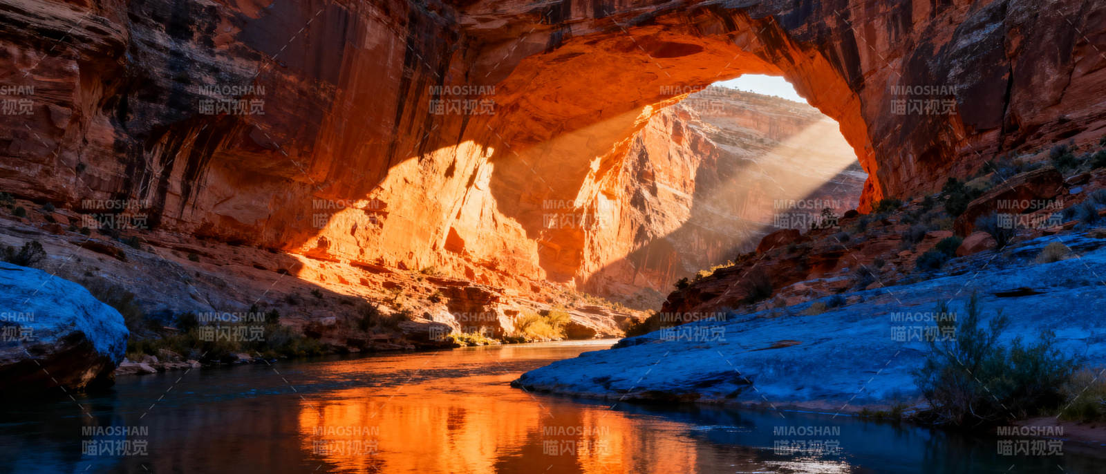 峡谷光影映水图片