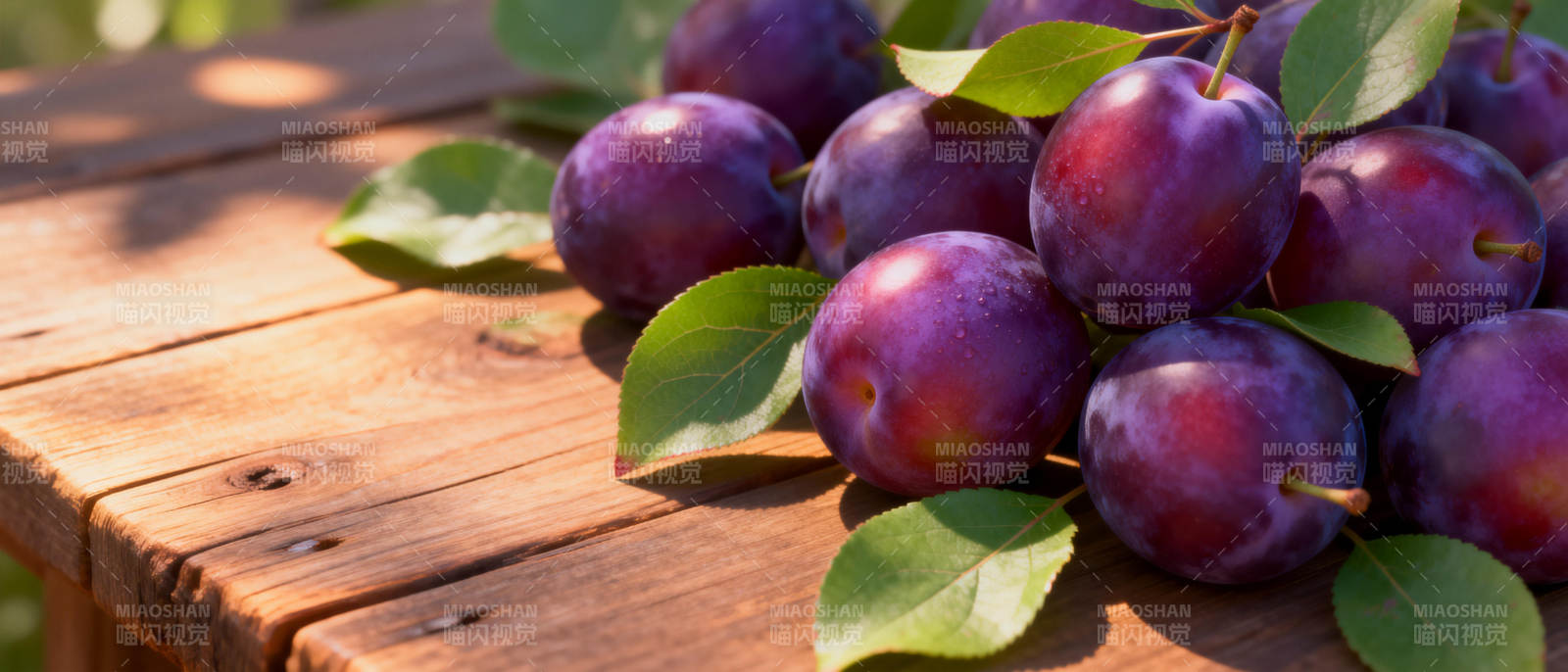 紫李鲜果静置木桌图片