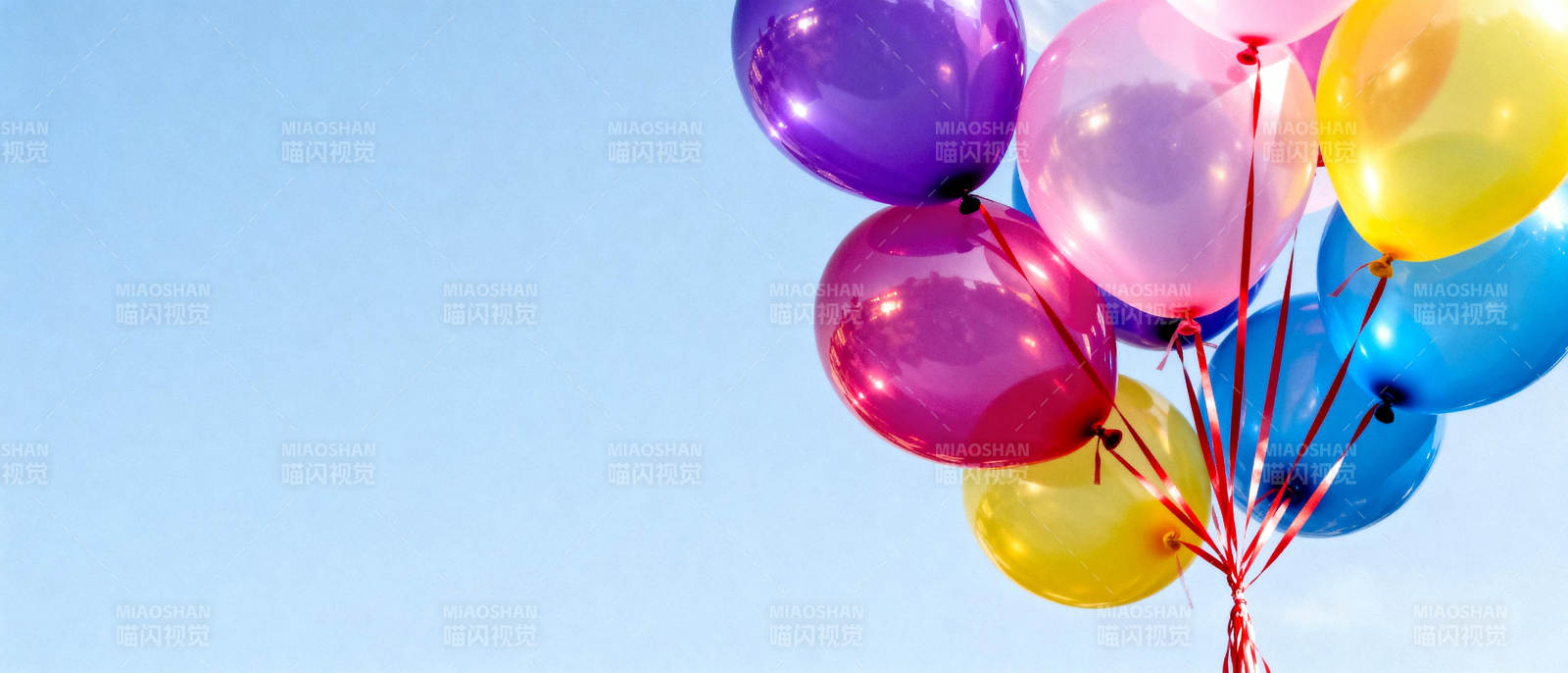 彩色气球飘蓝天图片