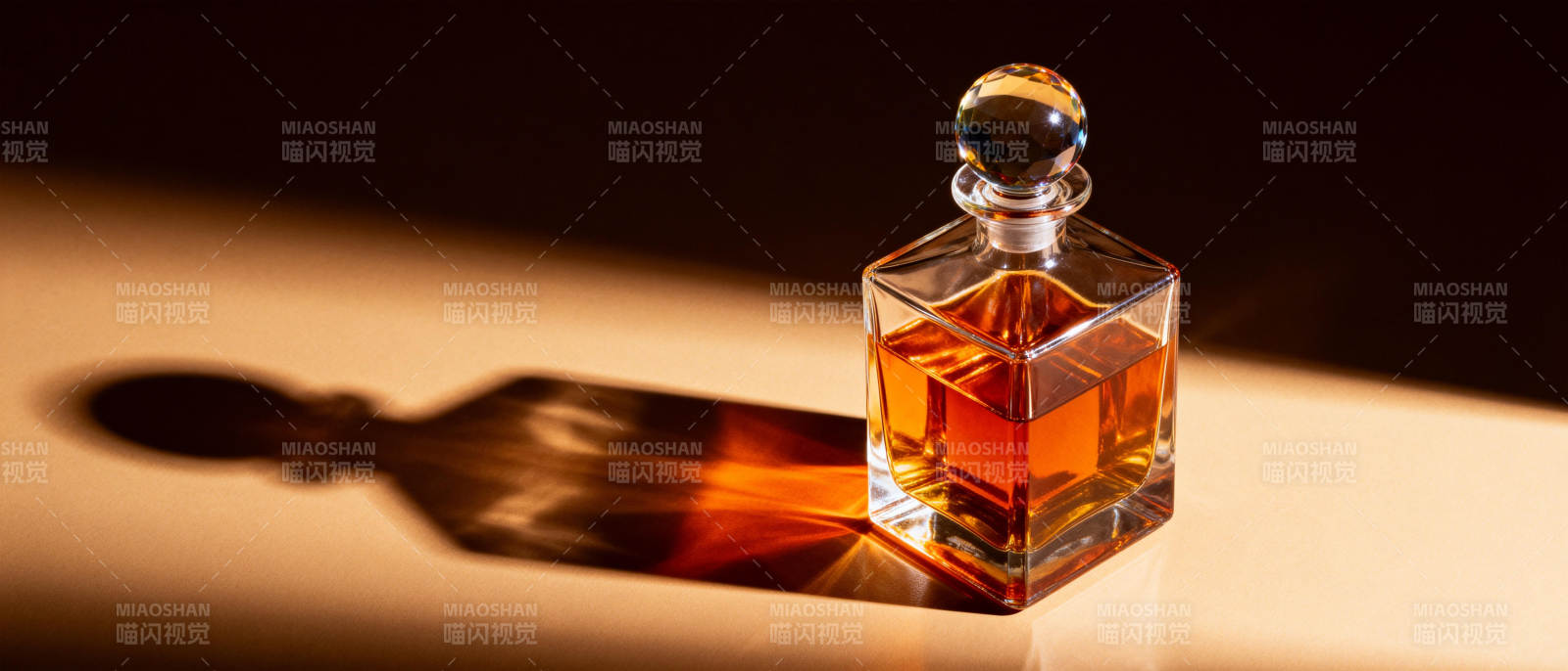 琥珀香水瓶影图片