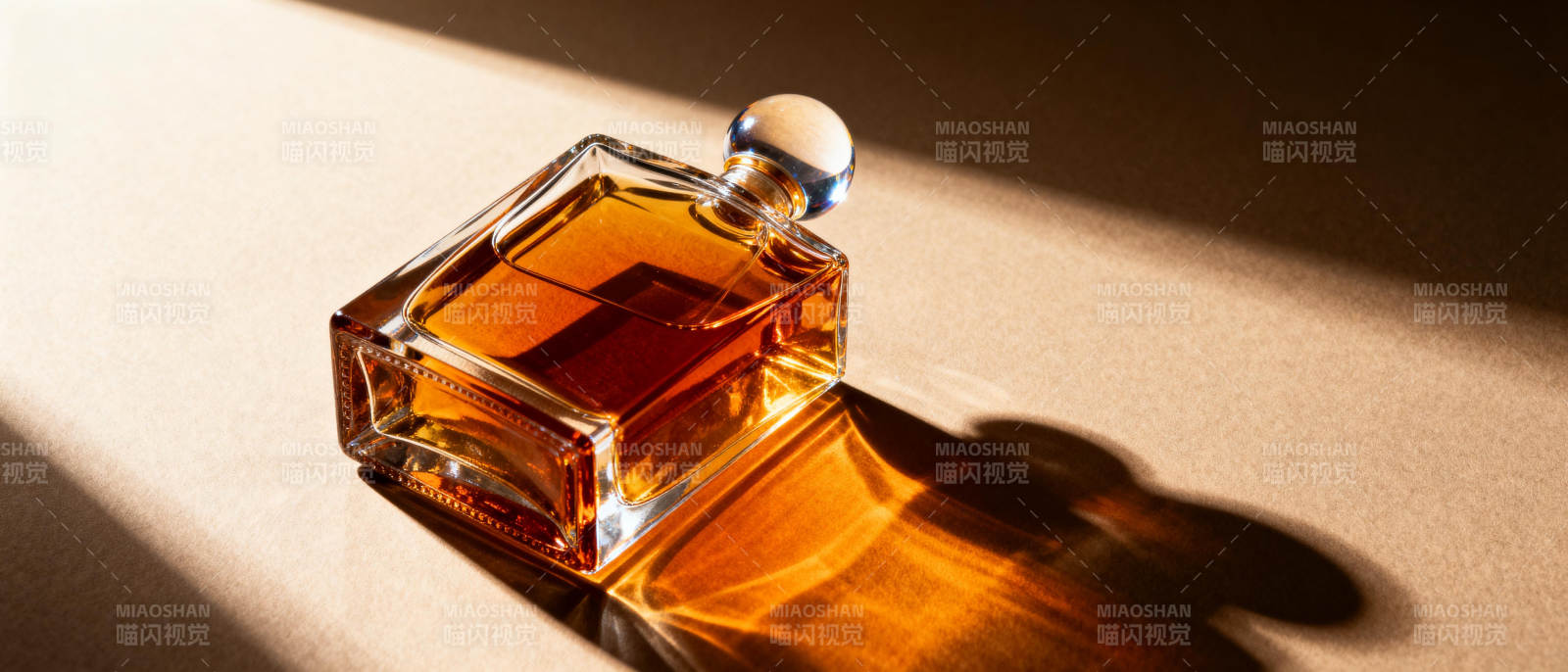 琥珀酒瓶光影图片