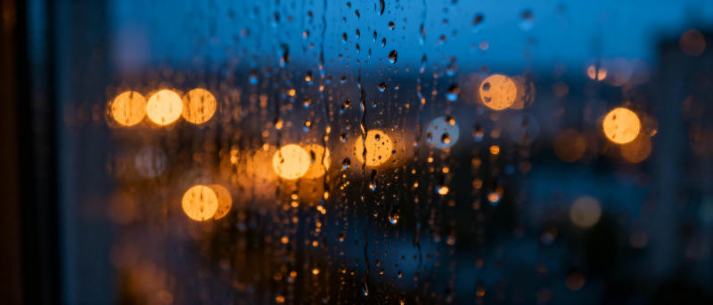 雨夜灯火朦胧图片