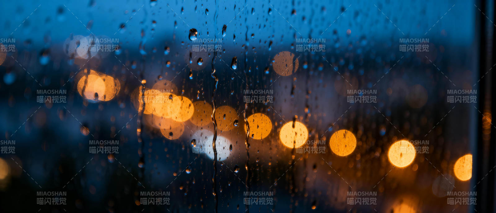雨夜灯火朦胧图片