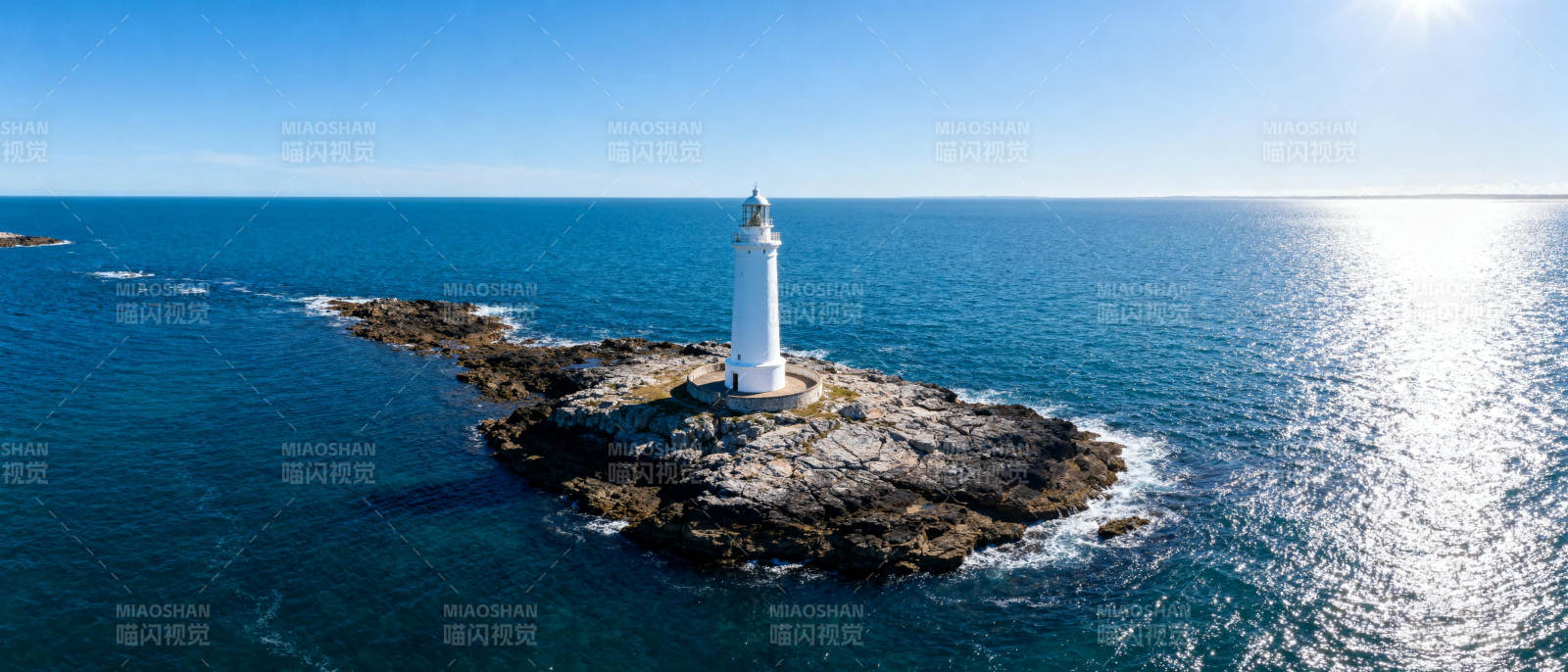 灯塔矗立海中岛图片