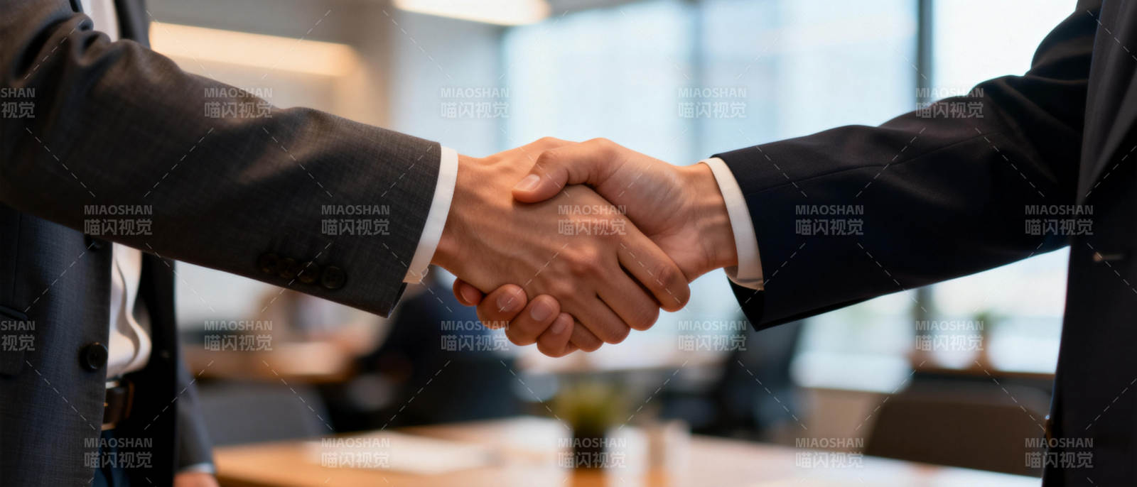 商务握手合作图片