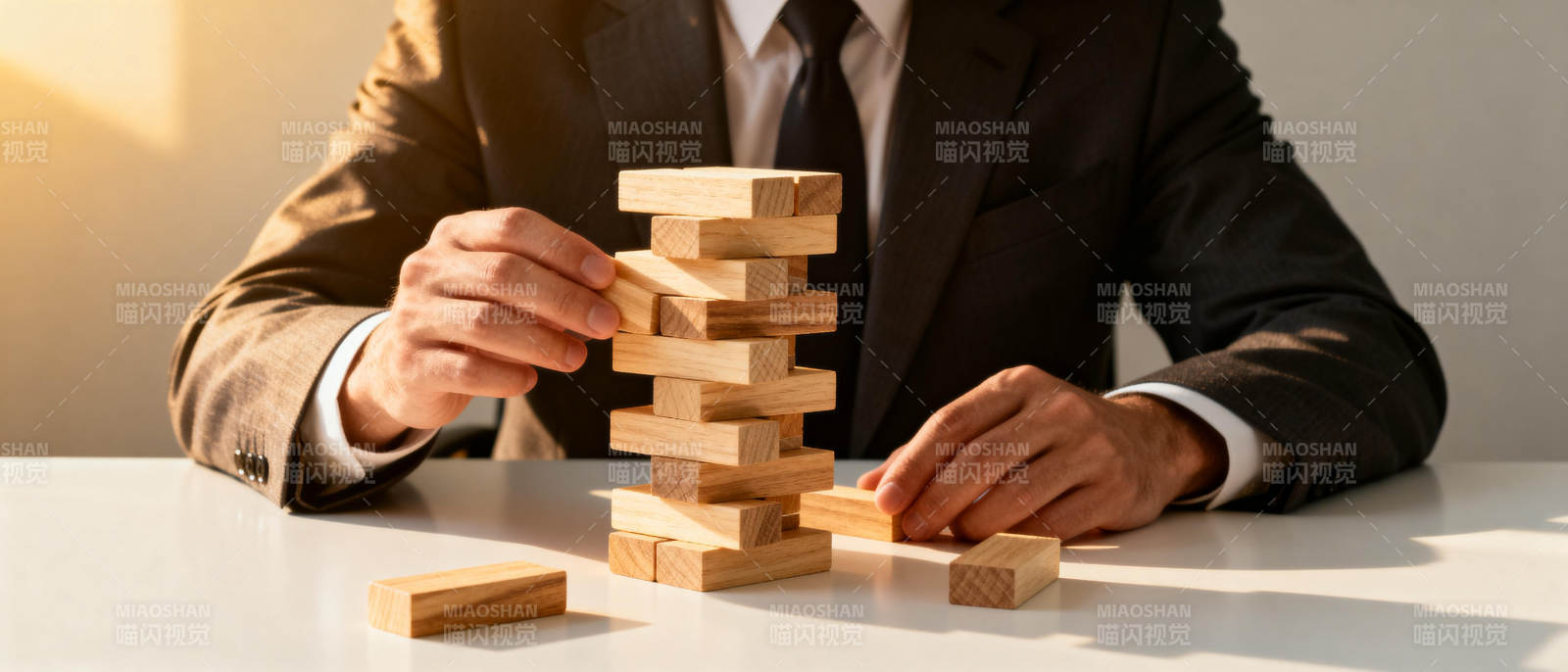 商务人士玩积木图片