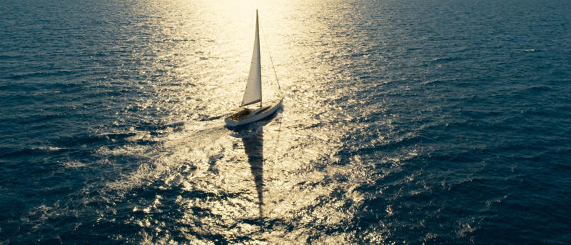 帆影逐波光图片