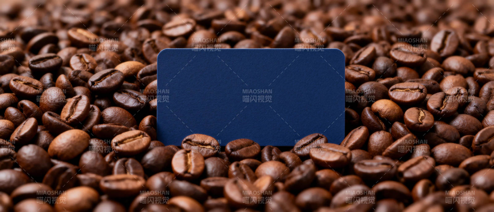 咖啡豆中的蓝色卡片图片