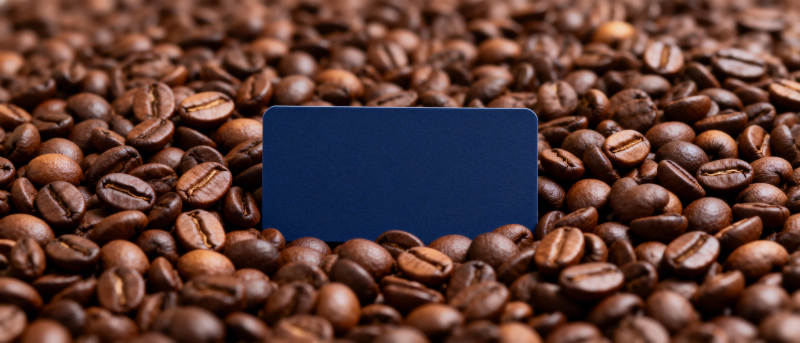 咖啡豆上的蓝色卡片图片