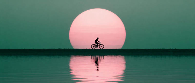 日落骑行剪影图片