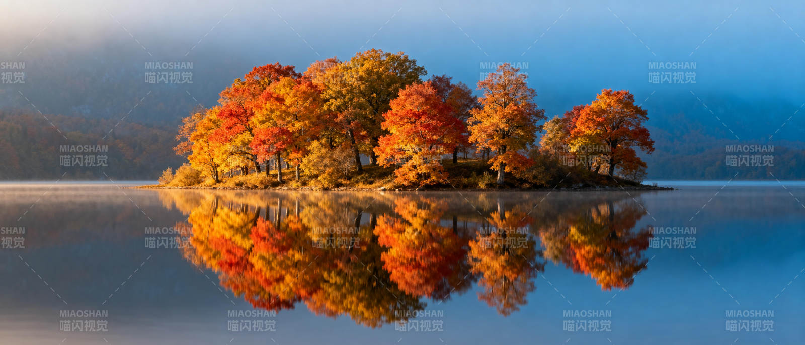 秋色倒影湖中图片