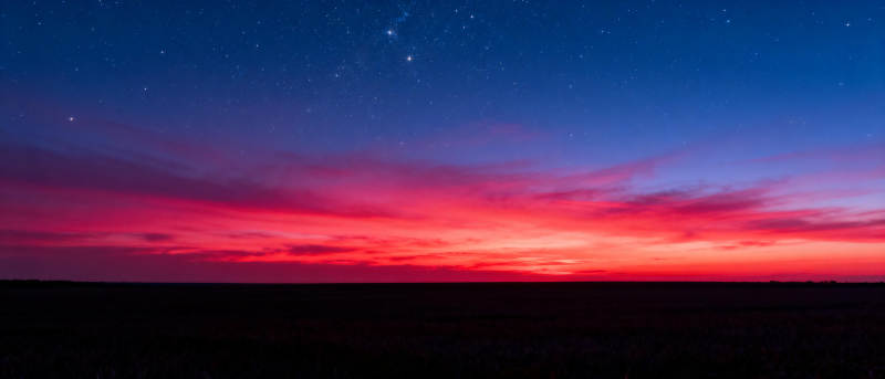 星夜红霞映天际图片