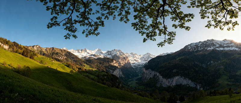 雪山绿谷风光图片