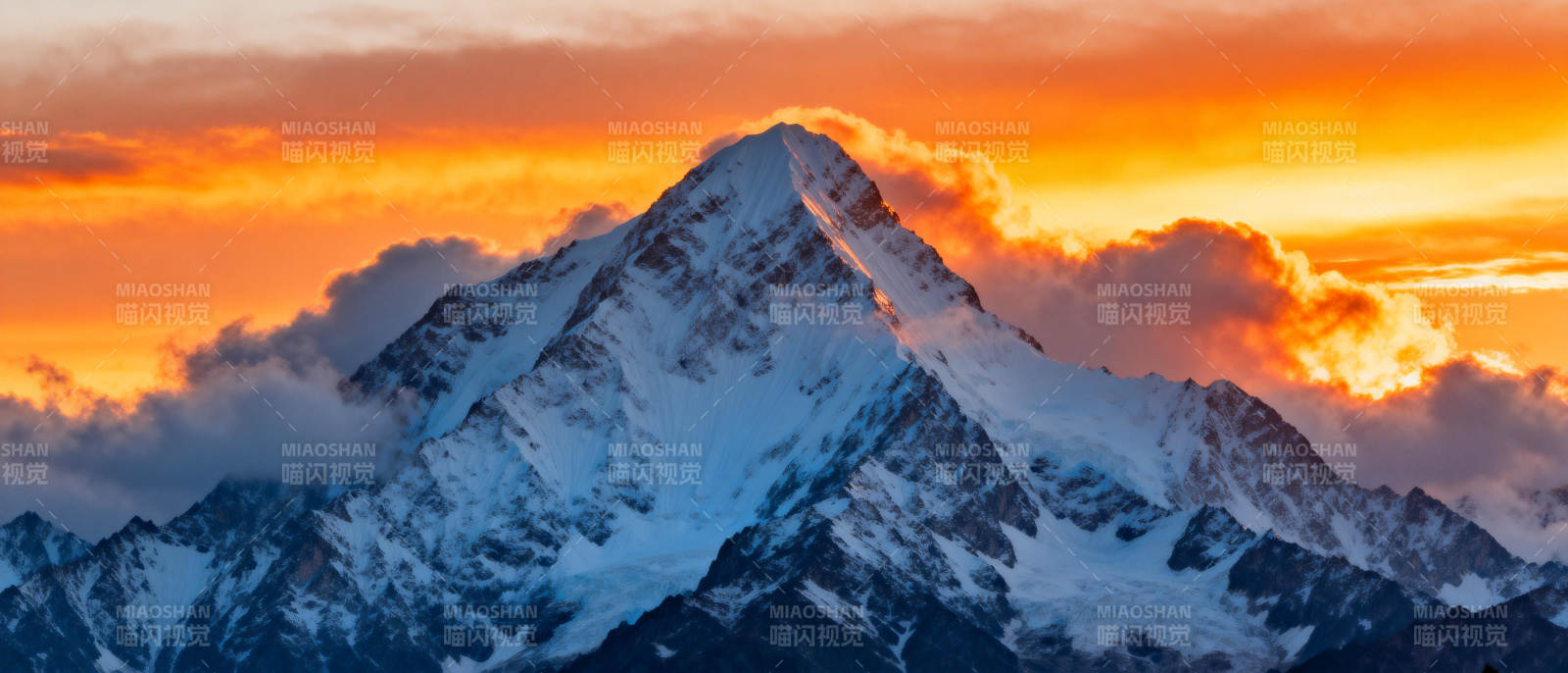 雪山日出壮丽景色图片