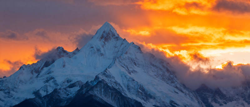 雪山日落壮丽景象图片