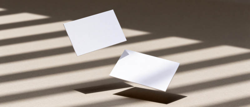 光影中的纸片图片