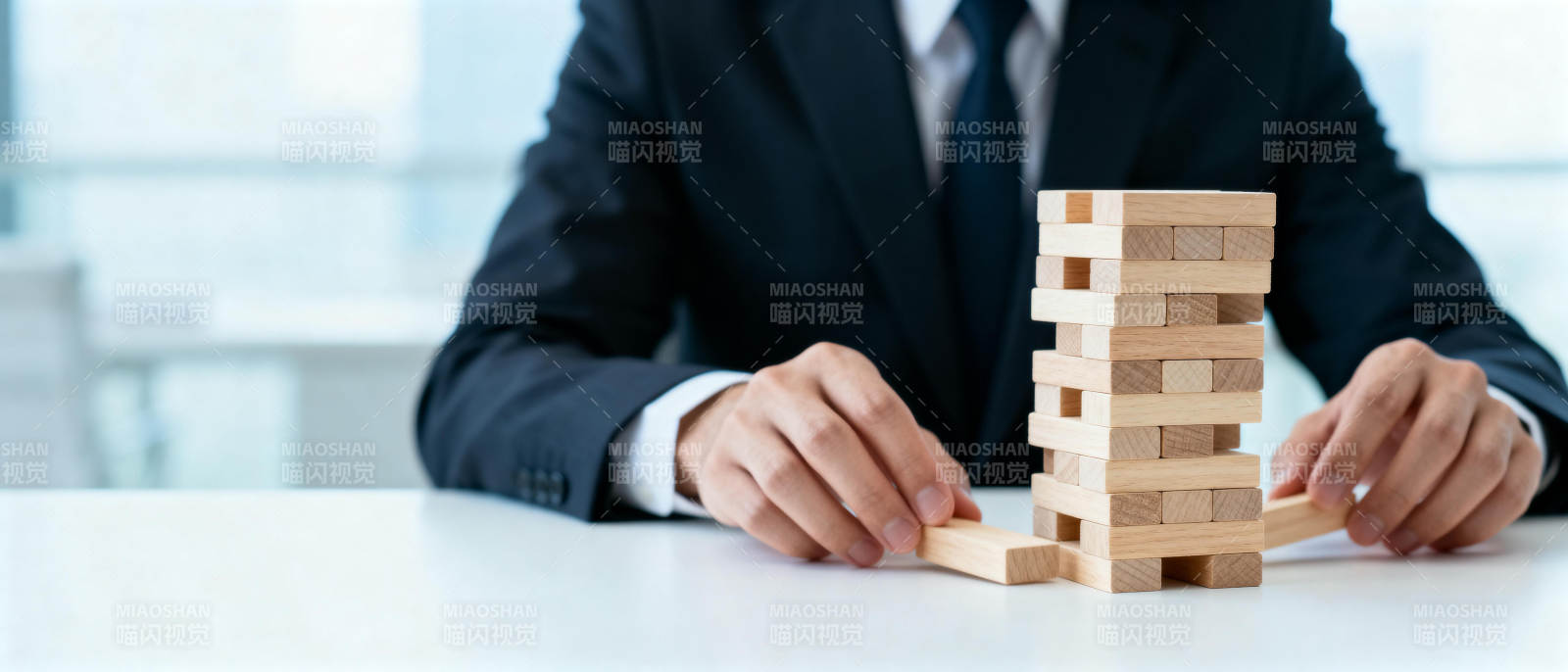 商务人士搭建木塔图片